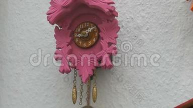 粉色钟表挂钟，挂钟摆在一家钟表店的橱窗里